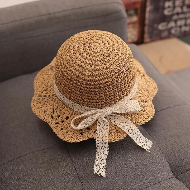 Chapeau en dentelle et paille avec nœud