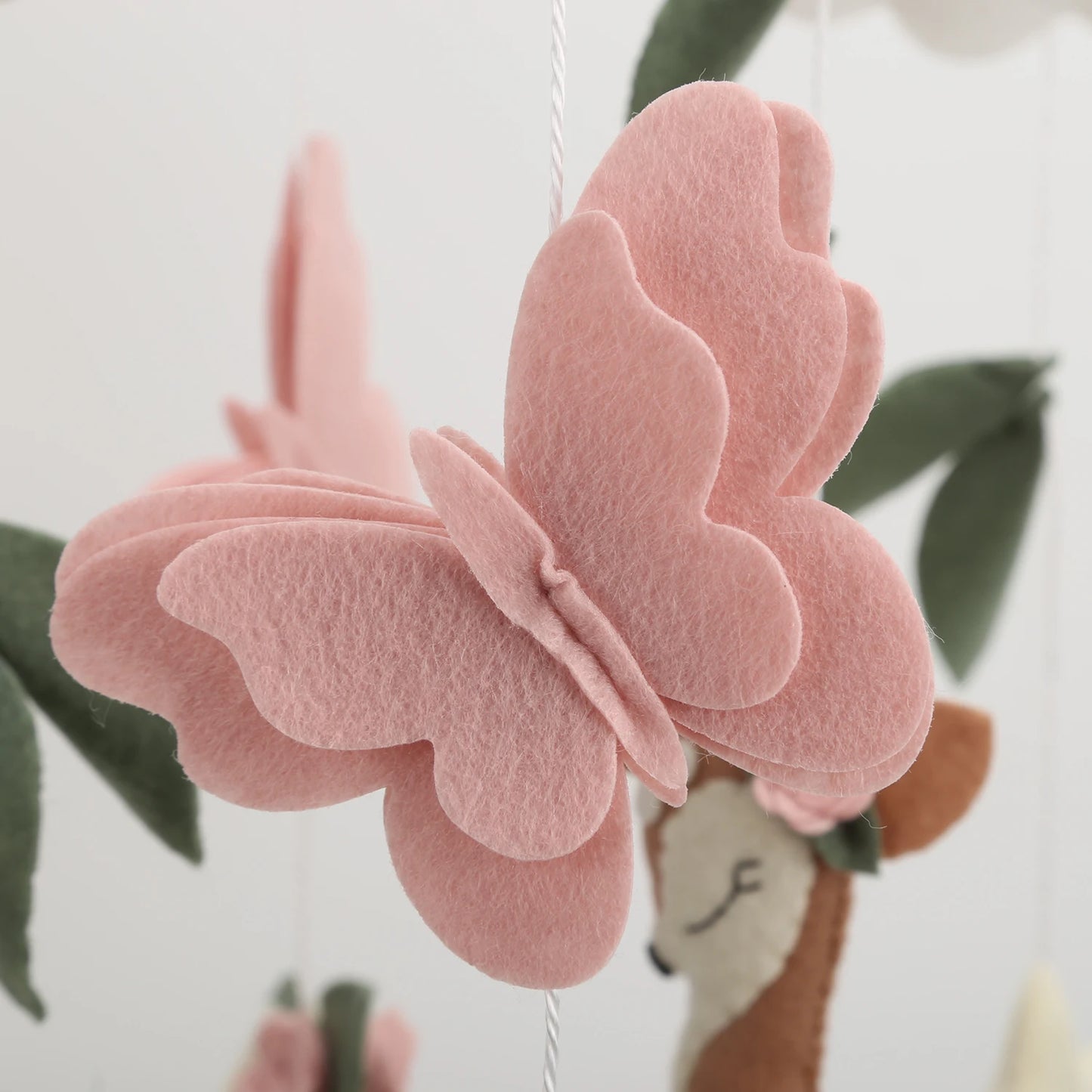 Mobile cerf & papillons rose