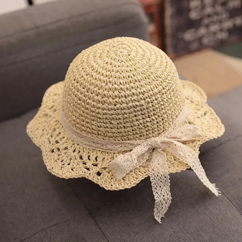 Chapeau en dentelle et paille avec nœud