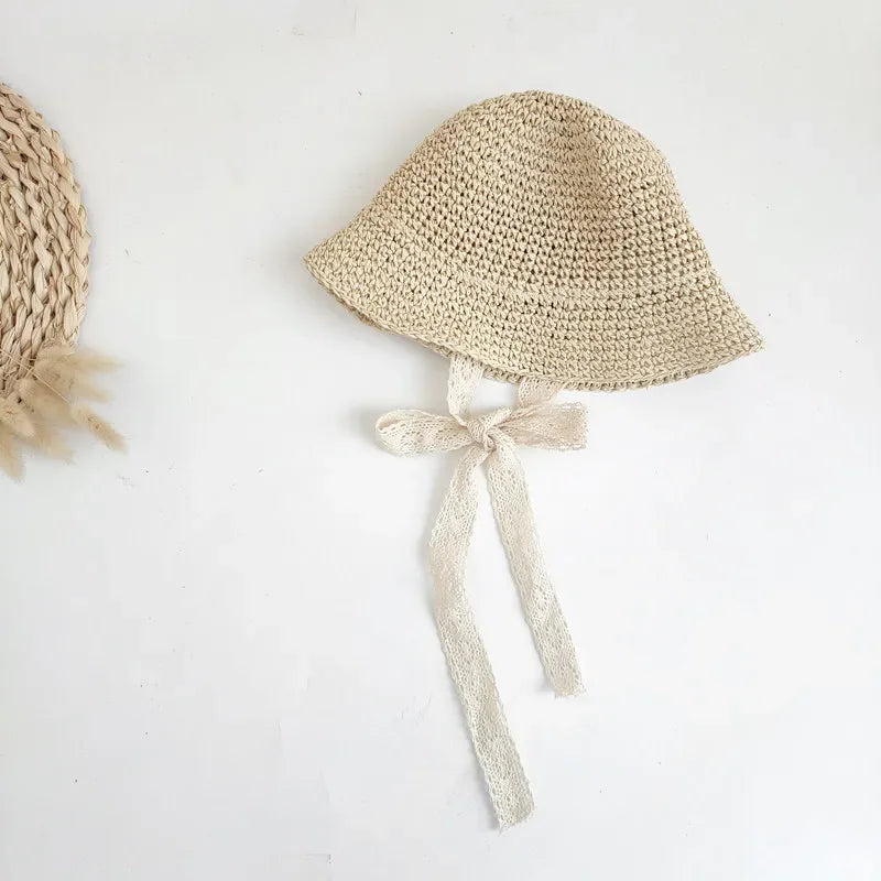 Chapeau en dentelle et paille avec nœud