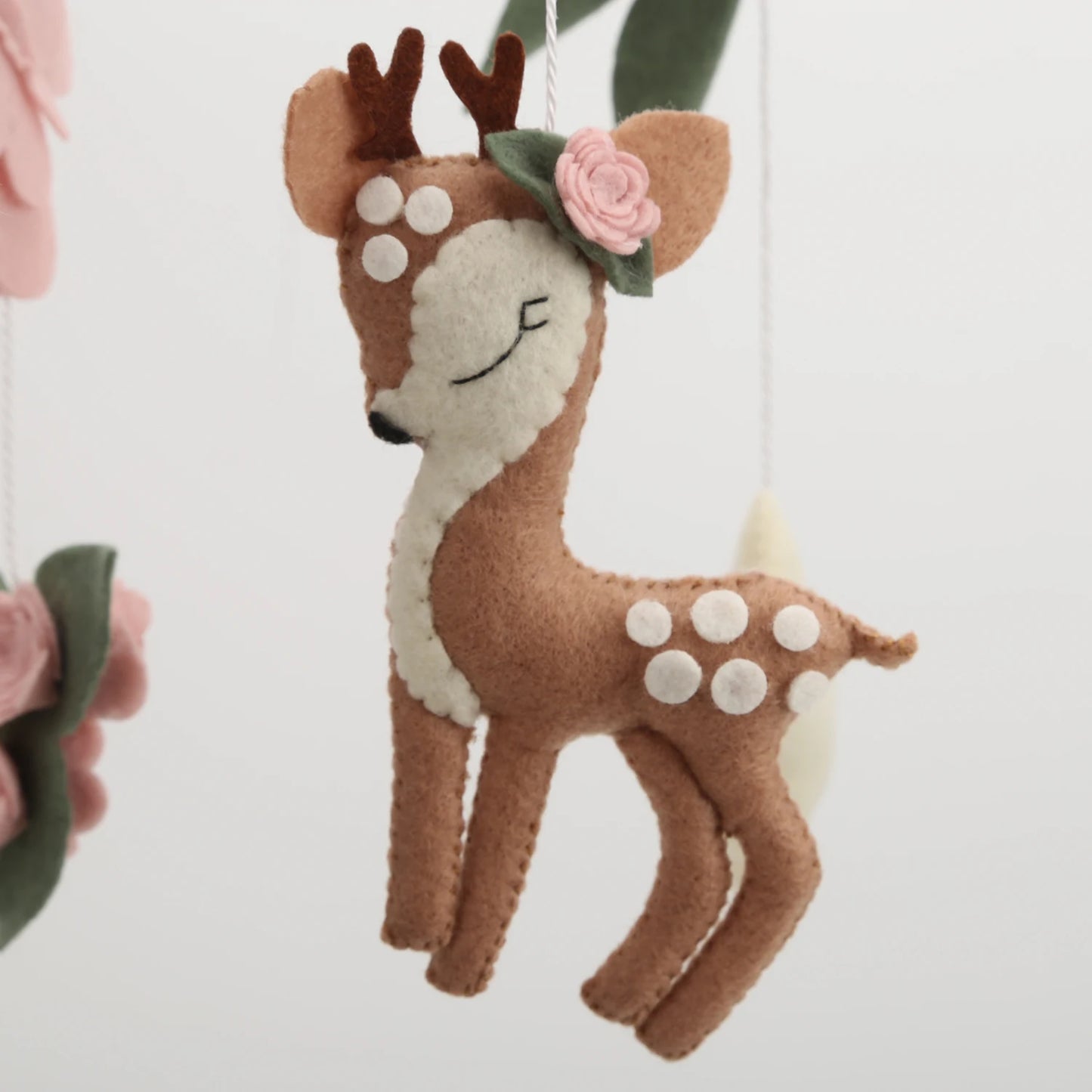 Mobile cerf & papillons rose