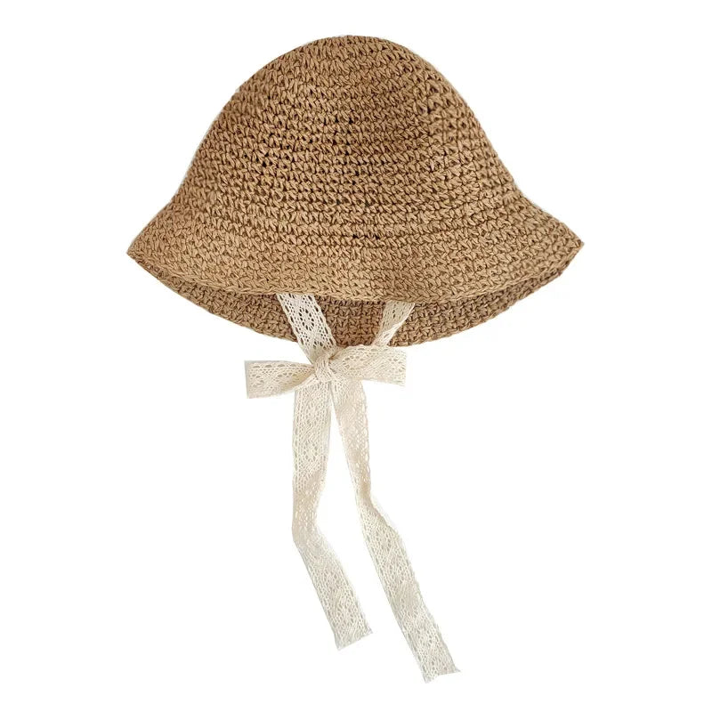 Chapeau en dentelle et paille avec nœud