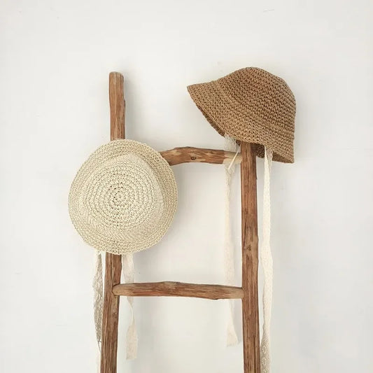 Chapeau en dentelle et paille avec nœud