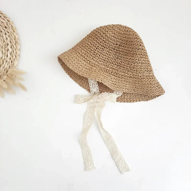 Chapeau en dentelle et paille avec nœud
